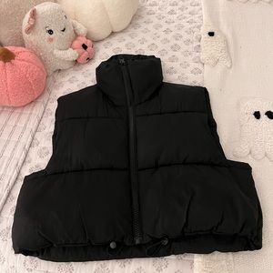 Black cropped Fall Puffer Vest